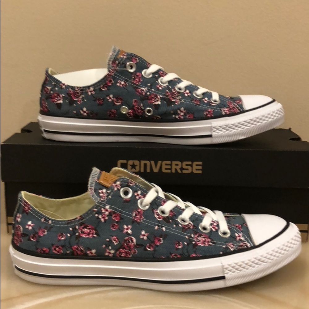 NIB women’s Converse shoes 👟 - Picture 2 of 8